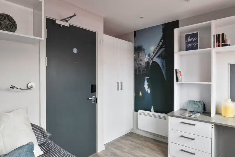 Classic 3-4 Bed Apartment - room